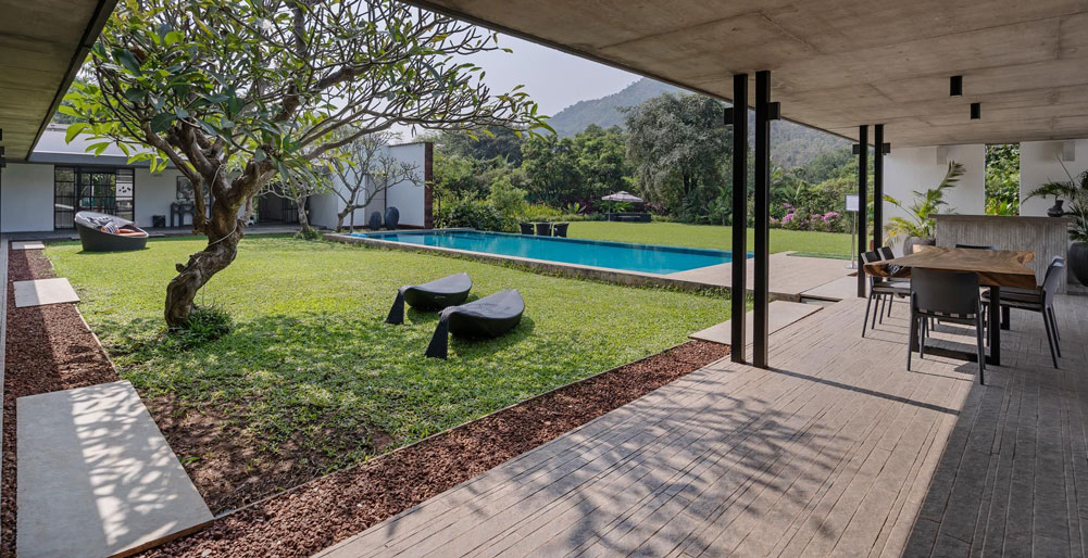 Laterite House - Pool and outdoor seating area
